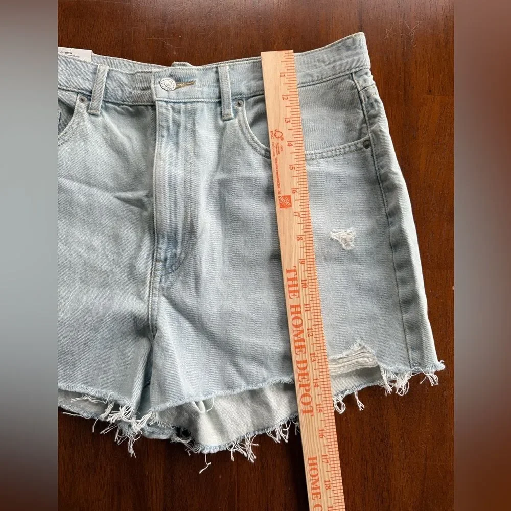 Uniqlo Women’s High Rise Light Wash Jean Denim Distressed Shorts 32” NWT New